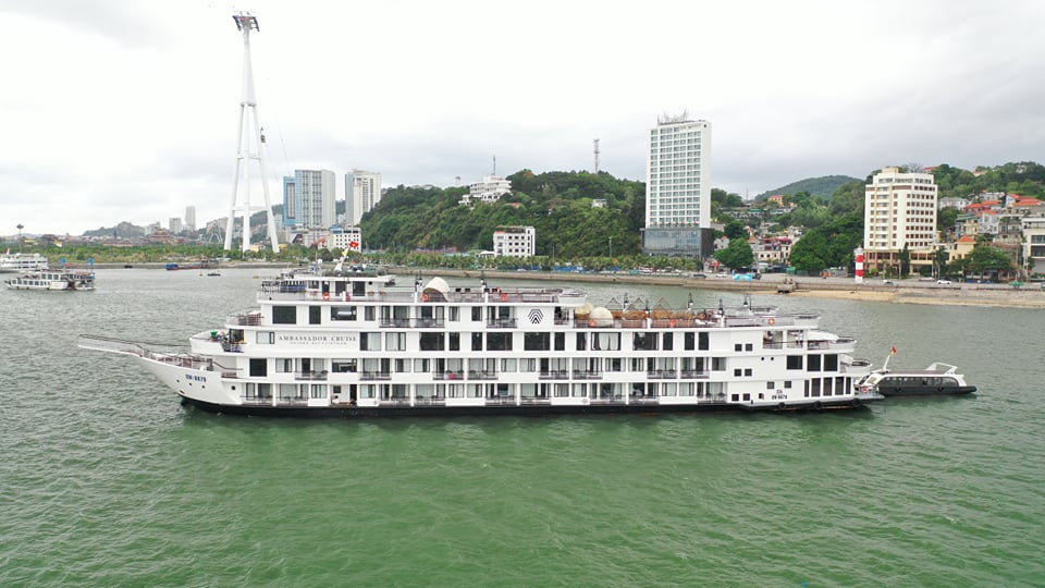 Quang Ninh: Tam dung don khach tham quan vinh Ha Long tu 6/5