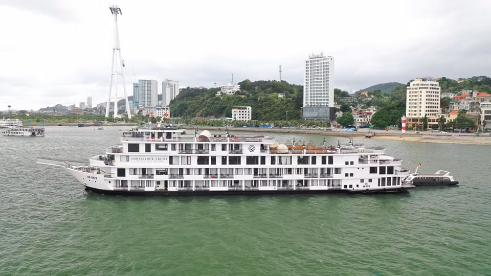 Quang Ninh: Tam dung don khach tham quan vinh Ha Long tu 6/5