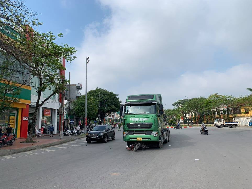 Ghi nhận tại hiện trường, xe bồn chở bê tông rời có logo “Bê tông Phượng Hoàng” loại 4 trục đang đỗ giữa đường, dưới gầm là nạn nhân đã tử vong. Thời điểm xảy ra tại nạn là giờ cao điểm, lưu lượng người tham gia giao thông trên đường rất đông. 