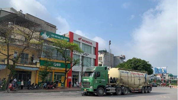 Vụ tai nạn đã khiến ông Đặng Văn Ứng (sinh năm 1944, trú tại xã Ngọc Sơn, TP Hải Dương), người điều khiển mô tô BKS 34M45615 tử vong khi bị cuốn vào gầm xe bồn. 