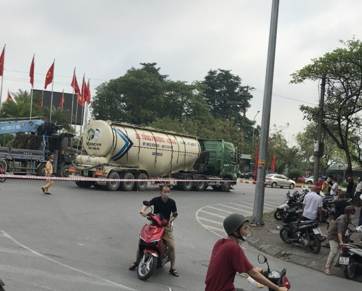 Lực lượng CSGT bảo vệ hiện trường điều tra làm rõ nguyên nhân.