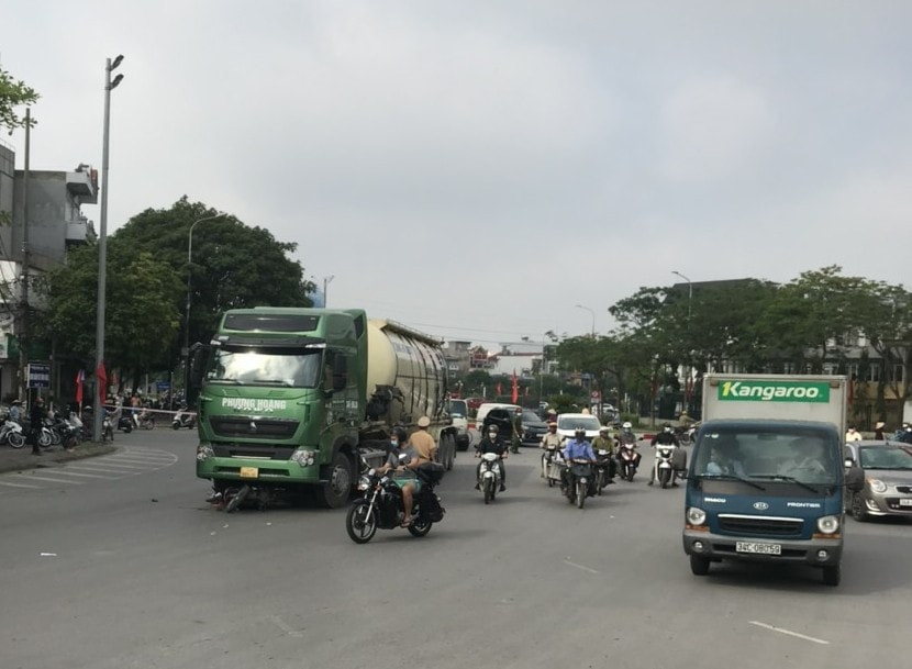 Lãnh đạo Sở GTVT tỉnh Hải Dương cho biết: “Đoạn đường xảy ra tai nạn là đường cấm xe tải trọng với loại xe 4 trục trở lên. Đầu các tuyến đường Thanh Niên, Trần Hưng Đạo, nơi xảy ra tai nạn sáng nay , đơn vị đều cắm biển cấm phương tiện, tải trọng rất cụ thể”. 