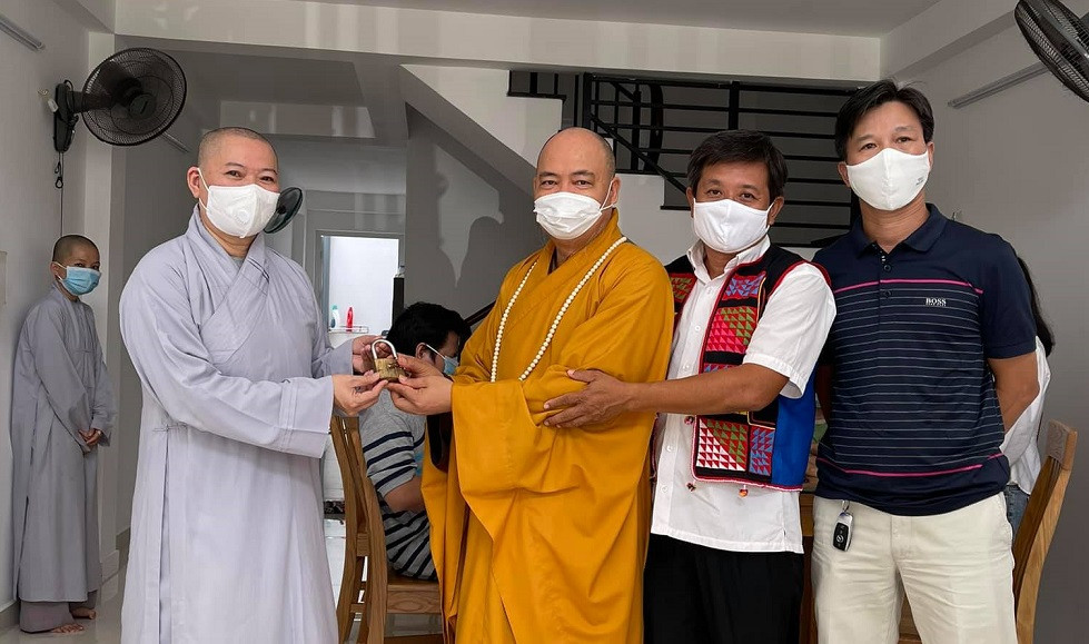 Thượng tọa Thích Thanh Phong, Phó Trưởng ban Trị sự kiêm Trưởng ban Từ thiện xã hội GHPGVN TP.HCM, trụ trì tổ đình Vĩnh Nghiêm (quận 3, TP HCM) đã trực tiếp đến tiếp nhận căn nhà. 