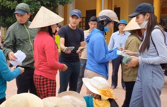  Thủy Tiên cũng từng dính lùm xùm từ thiện: Trong đợt lũ lụt miền Trung, ca sĩ Thủy Tiên kêu gọi ủng hộ, trực tiếp đội mưa, lội nước cứu trợ, xây nhà chống lũ, giải ngân 177 tỷ đồng. Tuy nhiên, nữ ca sĩ cũng từng bị nhiều người trách móc về cách thức làm từ thiện của cô, nhất là thời điểm cô công khai sao kê là những tờ giấy A4 chi chít chữ viết tay của mình; giấy xác nhận trạng thái tài khoản; cùng thư cảm ơn và biên bản xác nhận của chính quyền địa phương. Sau đó nữ ca sĩ và ekip đã nhiều lần lên tiếng và đưa ra các chứng từ để làm rõ.