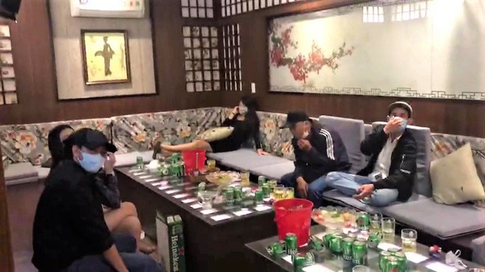  Ký cam kết phòng chống dịch COVID-19, quán karaoke ở Lâm Đồng vẫn đón khách: Khoảng 22h tối 6/5, Công an thành phố Bảo Lộc khi kiểm tra quán karaoke Cát An (phường 2) phát hiện cơ sở này không chấp hành các quy định phòng chống dịch COVID-19 và đang mở cửa cho khách tụ tập hát hò, sử dụng ma túy.