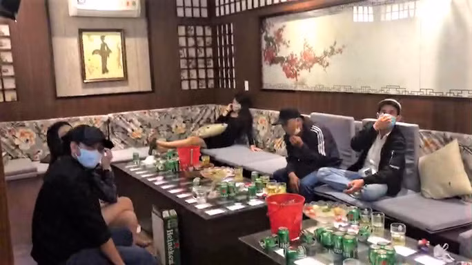  Ký cam kết phòng chống dịch COVID-19, quán karaoke ở Lâm Đồng vẫn đón khách: Khoảng 22h tối 6/5, Công an thành phố Bảo Lộc khi kiểm tra quán karaoke Cát An (phường 2) phát hiện cơ sở này không chấp hành các quy định phòng chống dịch COVID-19 và đang mở cửa cho khách tụ tập hát hò, sử dụng ma túy.