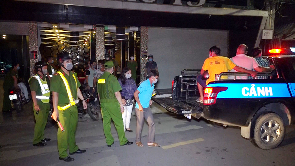 Tại cơ quan Công an, chủ cơ sở vẫn quanh co không thừa nhận hành vi vi phạm và còn có biểu hiện chống đối lực lượng chức năng, nhưng hầu hết số khách trên đều thừa nhận tại thời điểm kiểm tra có đến vui chơi hát tại karaoke T3. Hiện vụ việc đang được Công an Long Xuyên tiếp tục xác minh làm rõ, xử lý theo quy định.