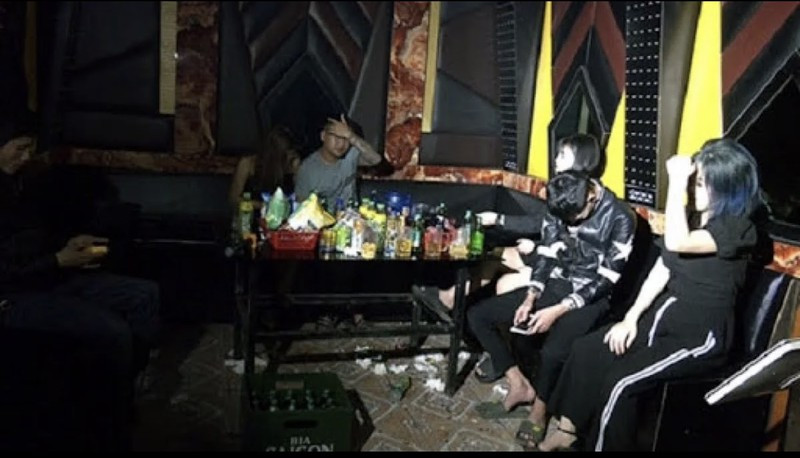  Karaoke Thời gian ở Hải Dương bị phạt 15 triệu đồng: Mới đây, Chủ tịch UBND huyện Nam Sách đã ký quyết định xử phạt 15 triệu đồng đối với ông Nguyễn Văn Thơ, chủ cơ sở kinh doanh cà phê giải khát và dịch vụ karaoke Thời gian ở thôn Tông Phố, xã Thanh Quang, huyện Nam Sách. Ngày 30/4 và 1/5, quán karaoke này đều cho khách thuê phòng hát, vi phạm yêu cầu tạm dừng hoạt động các dịch vụ không thiết yếu có nguy cơ lây lan dịch bệnh. (Ảnh minh họa)