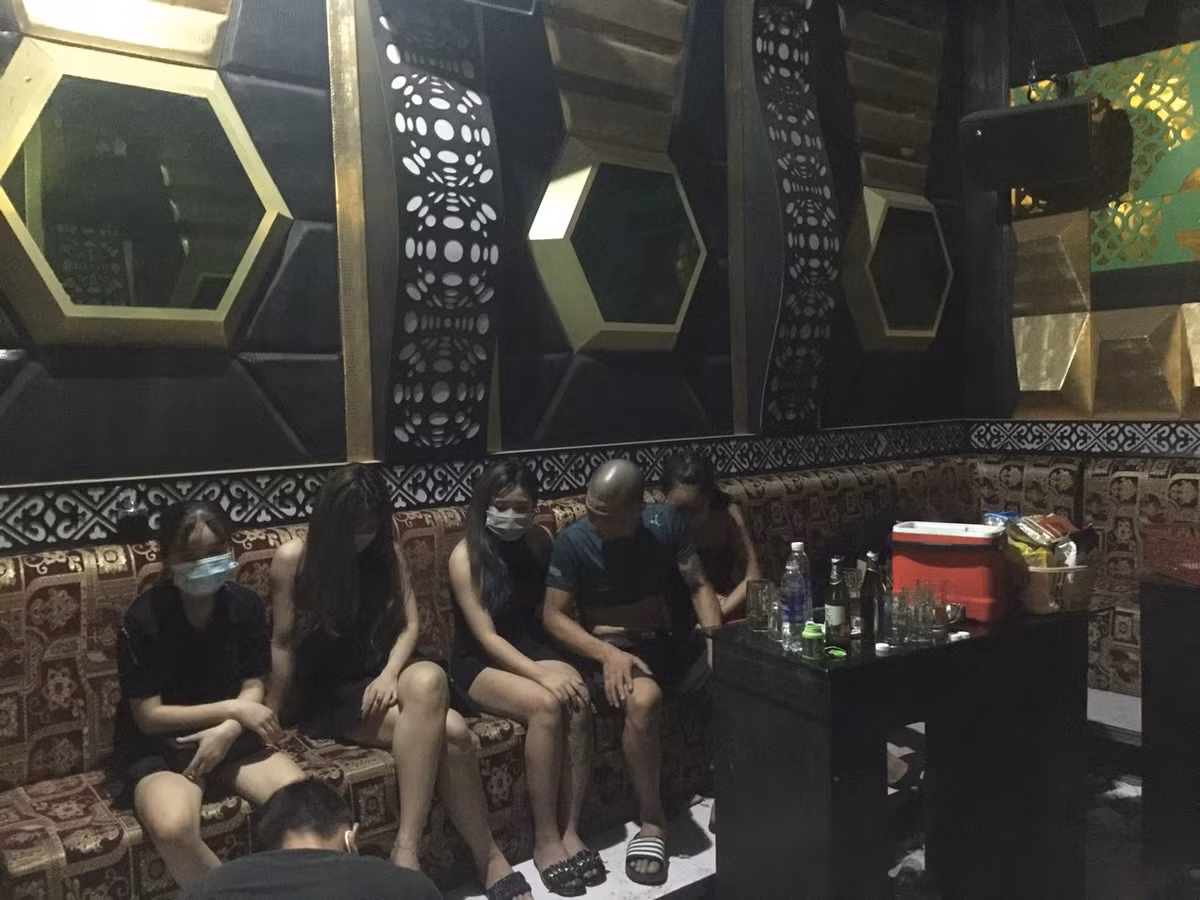  Bắt quả tang 8 đối tượng "bay lắc" trong quán karaoke ở Bắc Giang: Khoảng 2h30 ngày 7/5, lực lượng cảnh sát Công an tỉnh Bắc Giang và Công an huyện Sơn Động kiểm tra hành chính quán karaoke Duy Tùng ở xã Vĩnh An. Cảnh sát phát hiện 8 khách hát nghi sử dụng trái phép chất ma túy. Kết quả test nhanh chất ma túy cho thấy 8 khách hát dương tính với chất ma túy.