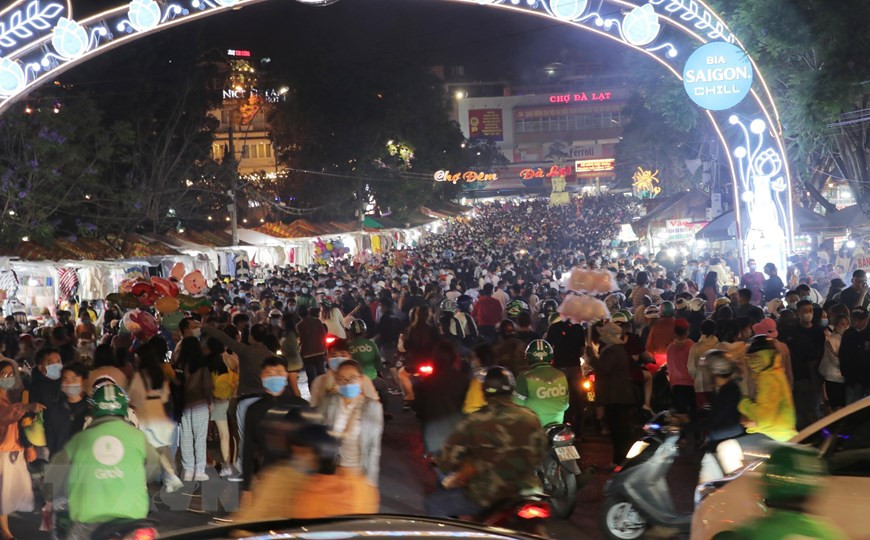 Canh tuong “gay lo lang” tai nhieu diem du lich dong nghit khach dip 30/4 va 1/5-Hinh-2