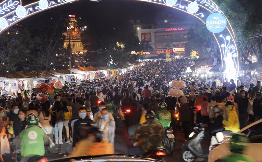 Canh tuong “gay lo lang” tai nhieu diem du lich dong nghit khach dip 30/4 va 1/5-Hinh-2