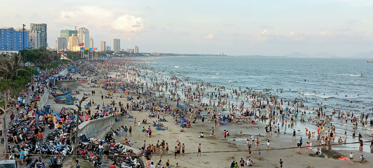 Bãi tắm tại Vũng Tàu đông nghịt du khách.