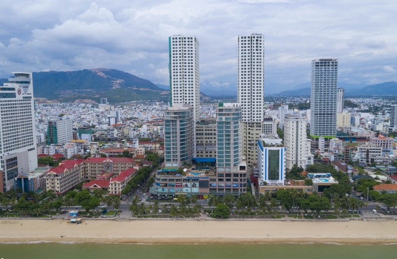 Các bị can trên bị khởi tố để điều tra trong vụ án hình sự vi phạm các quy định về quản lý đất đai xảy ra tại số 1 đường Trần Hưng Đạo, TP.Nha Trang (khu đất của Trường chính trị tỉnh Khánh Hòa cũ). Vụ án này được Cơ quan CSĐT Công an tỉnh Khánh Hòa khởi tố hôm 30/3. Đáng chú ý, ông Thiên hiện đang nằm điều trị tại bệnh viện Quân y 87 (TP Nha Trang, tỉnh Khánh Hòa). Ảnh: Zing.