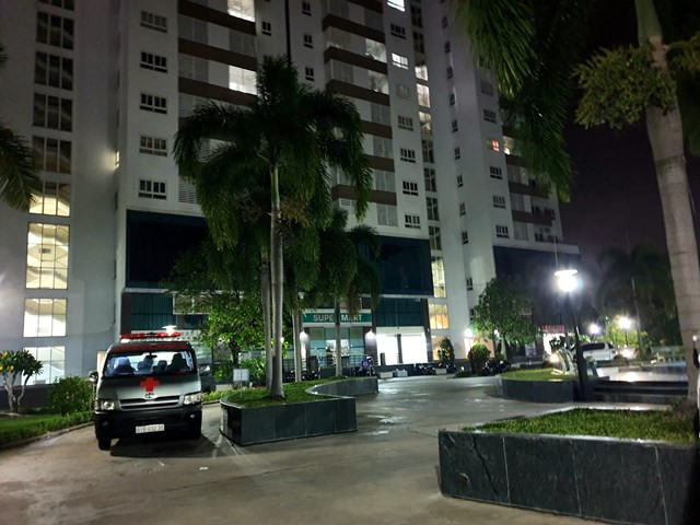  Người phụ nữ Hàn Quốc nghi rơi từ lầu 9 chung cư xuống đất tử vong: Đêm ngày 8/5, tại một chung cư ở khu phố 2, phường Hoà Phú, TP Thủ Dầu Một, tỉnh Bình Dương, người dân phát hiện một người phụ nữ tử vong nghi rơi lầu. Nạn nhân được xác định là Kim Jiyeon (31 tuổi, quốc tịch Hàn Quốc). Điều tra ban đầu của cảnh sát, nạn nhân rơi tự do từ lầu 9 của chung cư xuống đất và tử vong. Ảnh: ĐĐK 