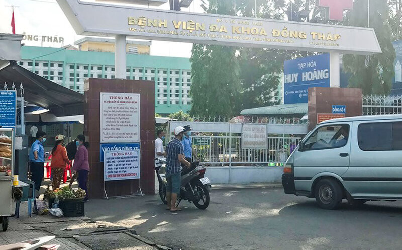  Người phụ nữ nhập cảnh trái phép tử vong ở Đồng Tháp: Ngày 9/5, ông Đoàn Tấn Bửu, Phó Chủ tịch UBND tỉnh Đồng Tháp thông tin về trường hợp người nhập cảnh trái phép từ Campuchia tử vong tại BV Đa khoa Đồng Tháp.Bà L.K.N. (55 tuổi) cùng chồng sang Campuchia làm ruộng. Ngày 7/5, bà N. mệt, ngất xỉu nên được chồng đưa về Việt Nam bằng xe máy sau đó nhập cảnh trái phép vào Việt Nam. Bà N. được điều trị đến tối ngày 8/5 tử vong do xuất huyết não. Kết quả xét nghiệm, bà N. và chồng đều âm tính với SARS-CoV-2. Ảnh: Saostar.