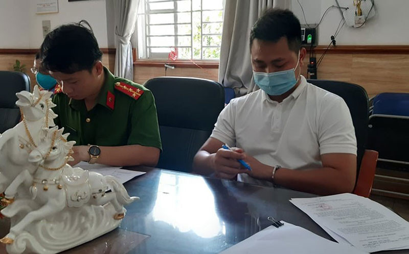  Chiếm đoạt 100 tỷ từ dự án “ma”, loạt lãnh đạo công ty BĐS bị bắt: Ngày 9/5, Công an tỉnh Đồng Nai đã khởi tố bị can, bắt tạm giam đối với Hà Huy Huyền, Giám đốc điều hành và Phạm Thành Lộc, PGĐ tổng hợp cùng Lê Hữu Trung, Giám đốc truyền thông của Công ty CP BĐS nhà đất Đồng Nai để điều tra về hành vi lừa đảo, chiếm đoạt tài sản. Ba đối tượng trên bị bắt do đã có vai trò giúp sức cho Đỗ Sơn Tùng (Giám đốc công ty trên, đã bị khởi tố) lập các “dự án ma”, chiếm đoạt 100 tỷ đồng.