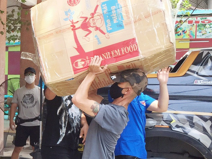  Người thợ nhôm kính từ Đà Lạt ra Bắc Giang hỗ trợ chống dịch: Trước tình hình dịch bệnh diễn biến phức tạp tại Bắc Giang, anh Nguyễn Vũ Trung Hiếu (SN 1980, ở phường 5, TP Đà Lạt, Lâm Đồng) đã đến Bắc Giang, ủng hộ 100 triệu đồng và tình nguyện tham gia nhiều hoạt động hỗ trợ chống dịch. Công việc của anh là bốc dỡ, vận chuyển hàng hóa, nhu yếu phẩm đến các vùng dịch, khu cách ly; hoặc lắp đặt, kê dọn tại những điểm trưng tập làm nơi cách ly tập trung…