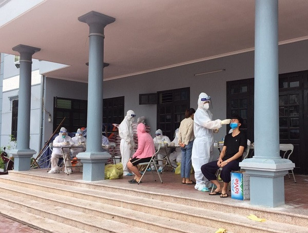  Hàng chục cán bộ y tế của Yên Bái "chi viện" Bắc Giang: Ngày 26/5, đoàn công tác của ngành y tế Yên Bái gồm 20 cán bộ y tế đã có mặt tại Bắc Giang, trực tiếp tham gia công tác chống dịch tại điểm nóng. Trước đó, từ ngày 17/5, 15 cán bộ, y, bác sĩ tỉnh Yên Bái đã đến Bắc Giang hỗ trợ truy vết và xét nghiệm. Hiện nay, 15 cán bộ này đang tiếp tục triển khai hỗ trợ Trung tâm Kiểm soát bệnh tật tỉnh Bắc Giang truy vết tiếp xúc gần F1 qua điện thoại.