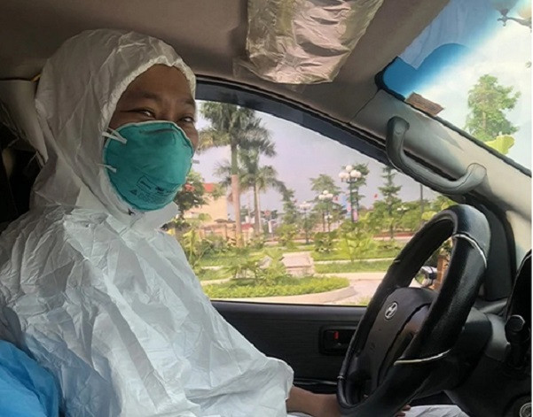  “Đoàn Ngọc Hải” phiên bản Đỗ Tuấn Kiên và Phạm Phúc Đức: Anh Kiên và anh Đức từ cơ sở phục vụ bệnh nhân người có công 27/7 (Hà Nội) đến Bắc Giang góp sức chống dịch. Nhiều ngày qua, các anh xe cứu thương chuyên dụng trực 24/24 giờ để vận chuyển các F0, F1 ở huyện Việt Yên đến nơi cách ly, điều trị. (Ảnh: Báo Bắc Giang)