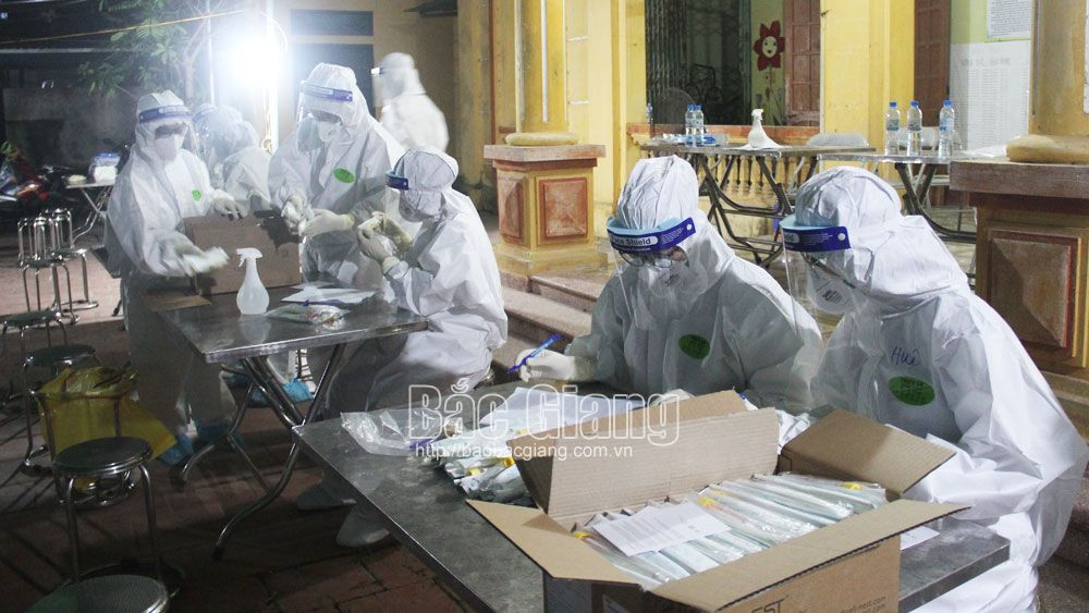 Sáng cùng ngày, đoàn tình nguyện của Trường Đại học Kỹ thuật y tế Hải Dương lấy mẫu làm xét nghiệm test nhanh COVID-19 cho khoảng 6,8 nghìn người dân và công nhân đang sinh sống tại thôn Núi Hiểu. Trước đó, ngày 16/5, 200 sinh viên, cán bộ của trường đã sang Bắc Giang chi viện. Công việc của họ là lâý mẫu xét nghiệm cho người dân, công nhân. Đoàn phấn đấu lấy khoảng 20 nghìn mẫu bệnh phẩm mỗi ngày. (Ảnh: Báo Bắc Giang)