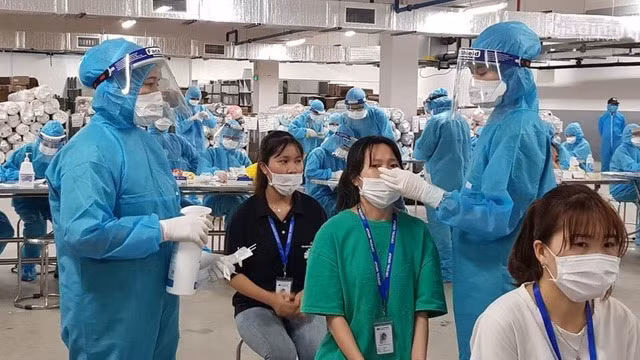  200 cán bộ y, bác sĩ Quảng Ninh tình nguyện sang Bắc Giang chống dịch: Ngày 15/5, 200 cán bộ, y, bác sĩ tình nguyện cùng các trang thiết bị y tế hiện đại của tỉnh Quảng Ninh đã tham gia hỗ trợ tỉnh Bắc Giang phòng, chống dịch COVID-19. Tại Bắc Giang, đoàn đã vượt qua mọi vất vả, khó khăn, nguy hiểm, ngày đêm không ngừng nghỉ, thần tốc lấy mẫu bệnh phẩm, khẩn trương triển khai xét nghiệm để sớm phát hiện ra các ca bệnh...