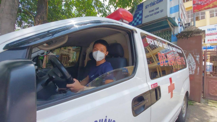 Mới đây, Chủ tịch UBND tỉnh Bắc Giang đã quyết định tặng Bằng khen cho thanh niên tình nguyện lái xe cứu thương từ tỉnh Quảng Bình ra Bắc Giang tham gia chống dịch COVID-19 Đặng Minh Trí. (Ảnh: Báo Giao thông)