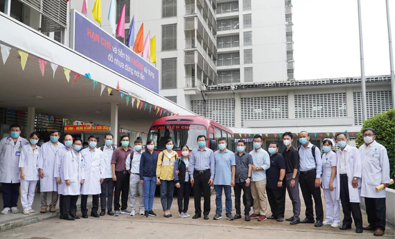 Y bác sỹ của Bệnh viện Chợ Rẫy chi viện cho tỉnh Bắc Giang. Chiều 26/5, Đội phản ứng nhanh của Bệnh viện Chợ Rẫy, TP Hồ Chí Minh với 13 thành viên đã đến chi viện cho tỉnh Bắc Giang trong công tác chống dịch COVID-19 cùng với nhiều trang thiết bị y tế cần thiết. 