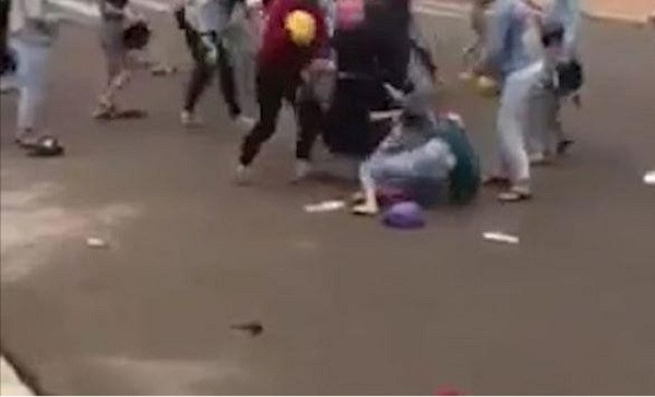 10 nữ sinh hỗn chiến vì một cuộc tình tay ba. Ngày 30/5, Công an huyện Phú Riềng (Bình Phước) cho biết đã triệu tập khoảng 10 nữ sinh đến làm việc về vụ hai nhóm nữ sinh hỗn chiến, 1 người bị thương nhập viện. Nguyên nhân được xác định từ việc hai nữ sinh mâu thuẫn nhau do cùng yêu một nam thanh niên. Hai nữ sinh gọi thêm nhiều nữ sinh khác rồi lao vào hỗn chiến. 