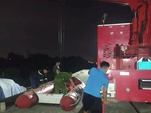  Nguyên nhân tử vong của thầy giáo nghi nhảy cầu tự tử, đầu có 3 viên đạn chì. Ngày 30/5, Công an tỉnh Hà Tĩnh cho biết nguyên nhân tử vong của thầy giáo Hoàng Ngọc T., SN 1983 (huyện Hương Khê) nghi nhảy cầu Bến Thủy tối 24/5 là do ngạt nước. Khám nghiệm tử thi, Phòng Kỹ thuật hình sự còn phát hiện 3 viên đạn chì ở vùng đầu của nạn nhân, nhưng đạn chưa xuyên qua hộp sọ nên không thể dẫn đến tử vong. 