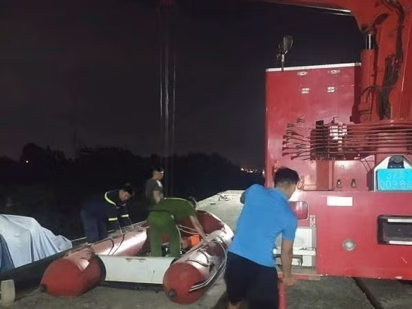  Nguyên nhân tử vong của thầy giáo nghi nhảy cầu tự tử, đầu có 3 viên đạn chì. Ngày 30/5, Công an tỉnh Hà Tĩnh cho biết nguyên nhân tử vong của thầy giáo Hoàng Ngọc T., SN 1983 (huyện Hương Khê) nghi nhảy cầu Bến Thủy tối 24/5 là do ngạt nước. Khám nghiệm tử thi, Phòng Kỹ thuật hình sự còn phát hiện 3 viên đạn chì ở vùng đầu của nạn nhân, nhưng đạn chưa xuyên qua hộp sọ nên không thể dẫn đến tử vong. 