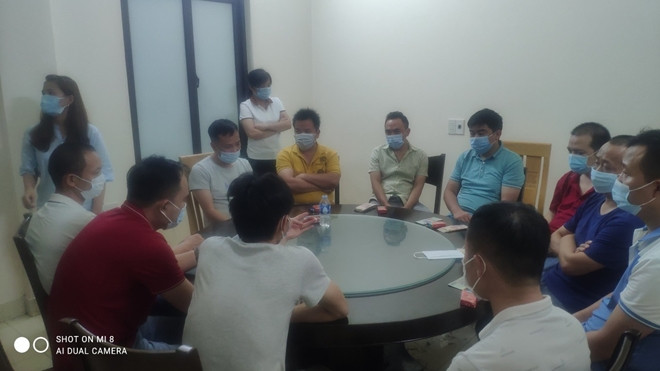  Gần 20 người nước ngoài tụ tập không đeo khẩu trang tại nhà hàng. Tối 29/5, Công an huyện Tứ Kỳ (Hải Dương) kiểm tra nhà hàng ẩm thực Trung Hoa Phát Ký, ở xã Cộng Lạc (huyện Tứ Kỳ) phát hiện nhà hàng phục vụ khách tại chỗ, 18 khách nước ngoài và 1 người Việt Nam không đeo khẩu trang. Vụ việc được lập biên bản, cảnh sát tiếp tục làm rõ để xử lý chủ nhà hàng cùng người liên quan.