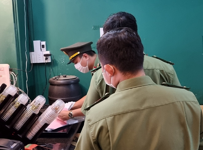 Tuấn giả mạo chữ ký của bà Gan Gwang EUN, Giám đốc Công ty TNHH Thương mại và dịch vụ MAIN và mượn con dấu của công ty này để đóng vào hồ sơ bảo lãnh cho một số người Hàn Quốc. Tuấn biết rõ những người nhập cảnh không phải là chuyên gia nhưng vẫn bảo lãnh để hưởng lợi 200USD/ trường hợp nhập cảnh thành công, từ doanh nghiệp của người Hàn Quốc. Sau khi 12 công dân Hàn Quốc nhập cảnh thành công, người Hàn Quốc trên chuyển cho Tuấn tổng cộng 2.400 USD. Ảnh: CAND