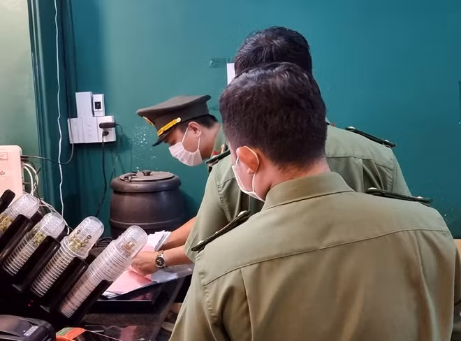 Tuấn giả mạo chữ ký của bà Gan Gwang EUN, Giám đốc Công ty TNHH Thương mại và dịch vụ MAIN và mượn con dấu của công ty này để đóng vào hồ sơ bảo lãnh cho một số người Hàn Quốc. Tuấn biết rõ những người nhập cảnh không phải là chuyên gia nhưng vẫn bảo lãnh để hưởng lợi 200USD/ trường hợp nhập cảnh thành công, từ doanh nghiệp của người Hàn Quốc. Sau khi 12 công dân Hàn Quốc nhập cảnh thành công, người Hàn Quốc trên chuyển cho Tuấn tổng cộng 2.400 USD. Ảnh: CAND