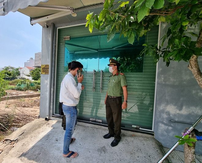 Ngày 26/4, Phòng Quản lý Xuất nhập cảnh Công an TP Đà Nẵng đã phối hợp với Công an quận Ngũ Hành Sơn tiến hành kiểm tra hành chính một số căn hộ tại The Point Villa, đường Trường Sa, quận Ngũ Hành Sơn. Qua kiểm tra, phát hiện 14 công dân Hàn Quốc hoạt động không đúng mục đích xin thị thực nhập cảnh tại Việt Nam. Ảnh CAND 