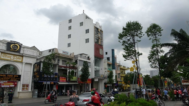  Nam thanh niên ngáo đá leo mái nhà 8 tầng đòi nhảy lầu. Trưa 22/5, một nam thanh niên có biểu hiện ngáo đá đã leo lên đứng đứng vắt vẻo trên đỉnh tòa nhà 8 tầng cao hơn 20 m nằm trên đường Hà Huy Giáp, phường Quyết Thắng, TP Biên Hòa la hét, đòi nhảy xuống đất. Lực lượng Cảnh sát PCCC và cứu hộ cứu nạn sau đó đã tiếp cận và “giải cứu” được nam thanh niên một cách an toàn.