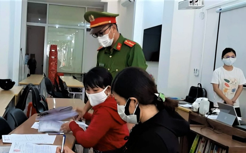  Bất chấp dịch COVID-19, vẫn dạy tiếng Anh cho hơn 100 học sinh: Ban Chỉ đạo phòng, chống dịch COVID-19 phường Tự An, TP Buôn Ma Thuột, tỉnh Đắk Lắk đã kiểm tra và phát hiện cơ sở dạy thêm tiếng Anh “Trẻ Trâu” do ông Trần Xuân Hiệp làm chủ có hơn 100 học sinh giữa mùa dịch COVID-19. Trước đó, Chủ tịch UBND tỉnh Đắk Lắk đã có văn bản chỉ đạo không tụ tập quá 30 người để phòng, chống dịch. Cơ quan chức năng đã lập biên bản vi phạm để xử lý.