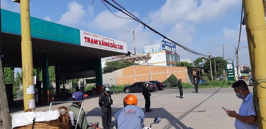  Xóa tên một ứng cử viên HĐND vì liên quan đến đường dây xăng giả: Ngày 22/5, Ủy ban bầu cử huyện Trảng Bom (Đồng Nai) đã xóa tên khỏi danh sách bầu cử đối với ông Bùi Ngọc Toàn, ứng cử viên đại biểu HĐND xã Hố Nai 3 (huyện Trảng Bom), khóa XII, nhiệm kỳ 2021-2026 vì vi phạm pháp luật. Ông Toàn là chủ Công ty TNHH vận tải thương mại Phúc Đại An vừa bị bắt tạm giam để điều tra về hành vi buôn lậu có liên quan đến đường dây buôn lậu. (Ảnh: Tiền Phong)