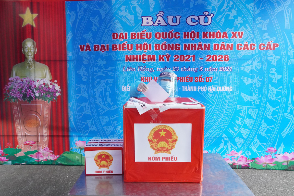 Sáng 23/5, tại khu vực bỏ phiếu số 7, điểm bầu cử xã Liên Hồng, TP Hải Dương, những người đang cách ly tập trung phòng dịch tại khu cách ly KTX Đại học Hải Dương đã thực hiện quyền công dân, bỏ phiếu bầu cử ĐBQH khóa XV và đại biểu HĐND các cấp nhiệm kỳ 2021-2026.