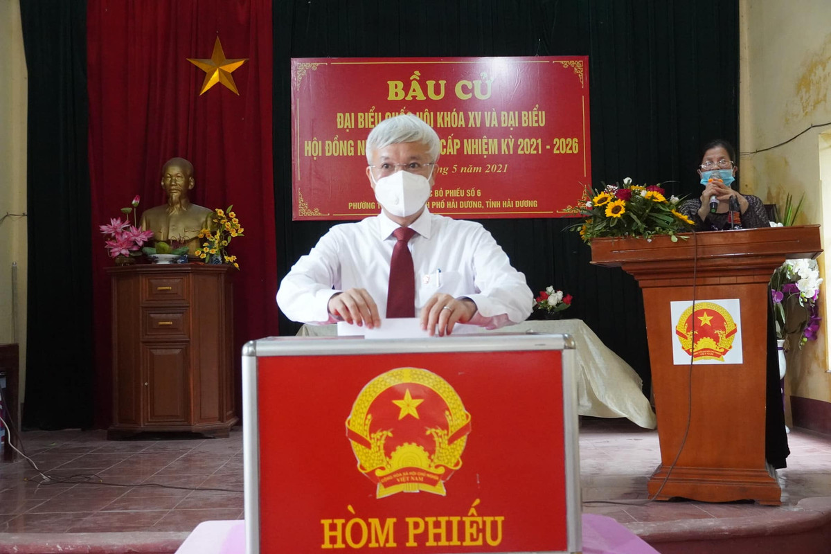 Tại điểm bầu cử khu Tân Minh, phường Tứ Minh, thành phố Hải Dương, ông Lê Đình Long, Bí thư Thành ủy Hải Dương đã tham dự lễ khai mạc và thực hiện quyền công dân của mình.