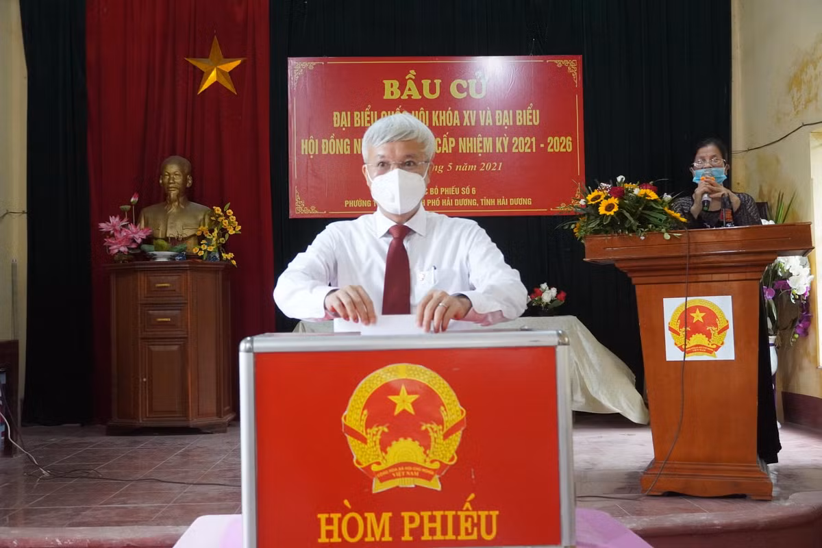 Tại điểm bầu cử khu Tân Minh, phường Tứ Minh, thành phố Hải Dương, ông Lê Đình Long, Bí thư Thành ủy Hải Dương đã tham dự lễ khai mạc và thực hiện quyền công dân của mình.