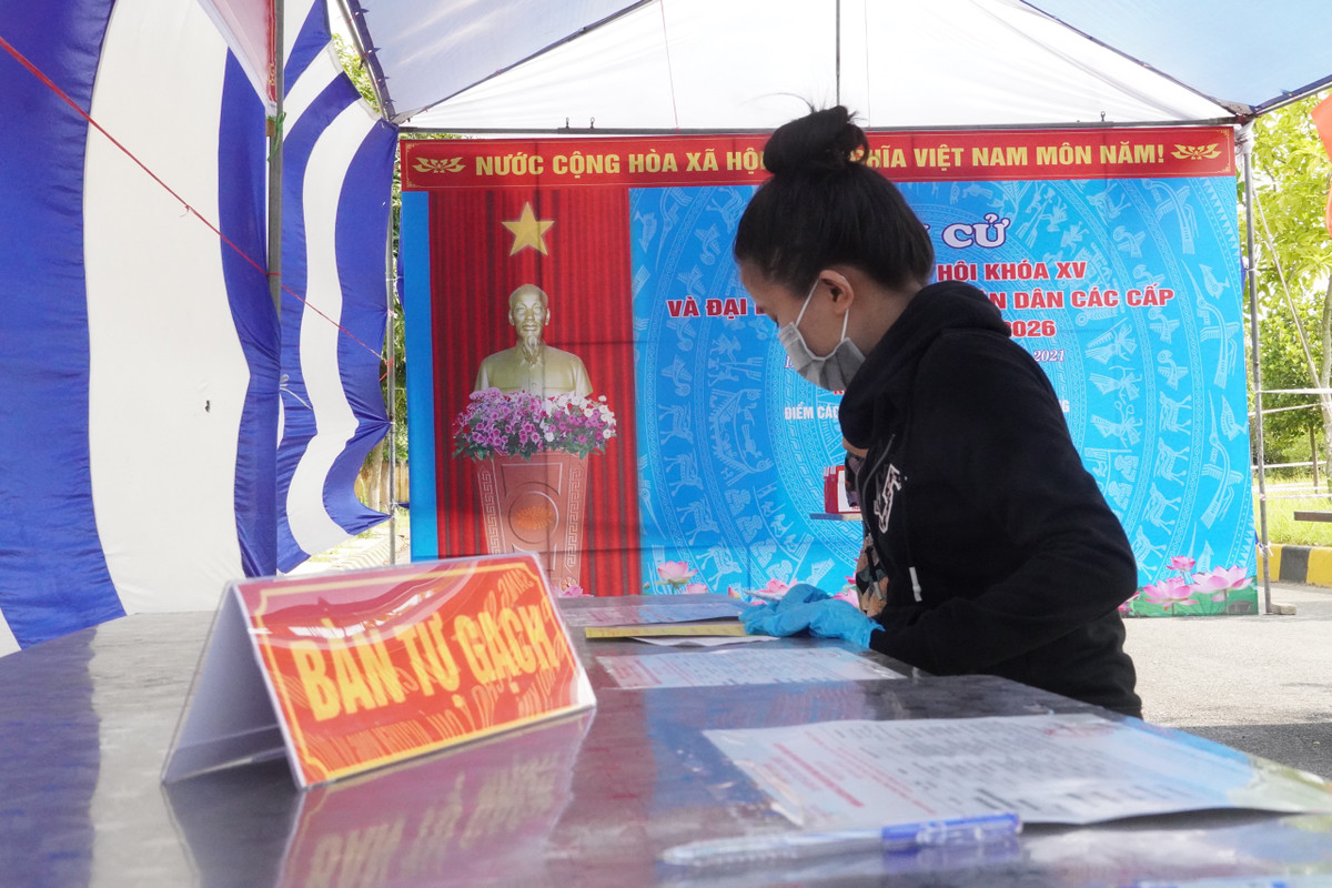 Để đảm bảo công tác phòng chống dịch, các cử tri đã được hướng dẫn thực hiện nghiêm việc đeo khẩu trang, sát khuẩn, giữ khoảng cách, không tập trung đông người, thực hiện nghiêm các quy trình phòng chống dịch trong bầu cử... trong hoàn cảnh đặc biệt.