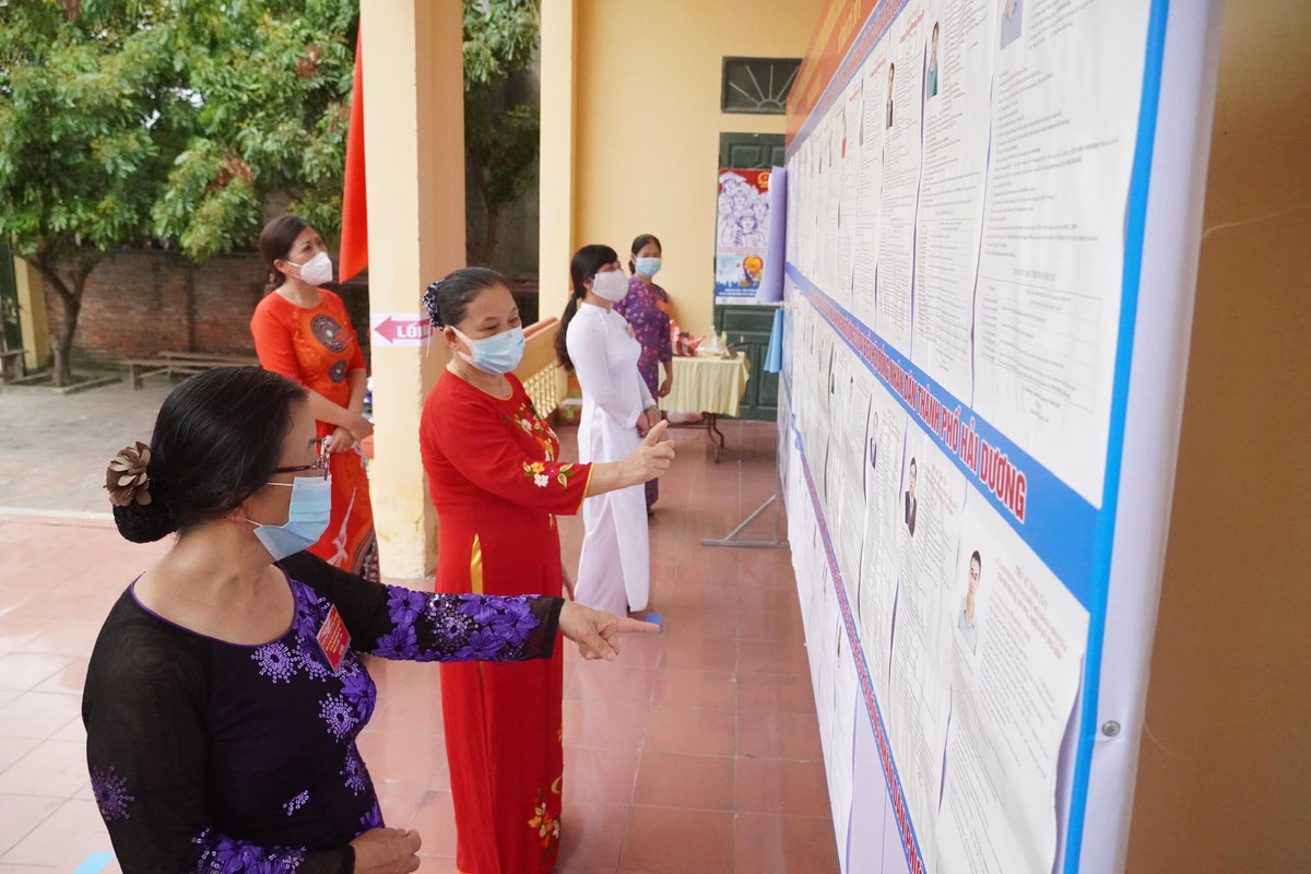 Người dân xem kỹ tiểu sử, quá trình công tác, cống hiến của các ứng cử viên.