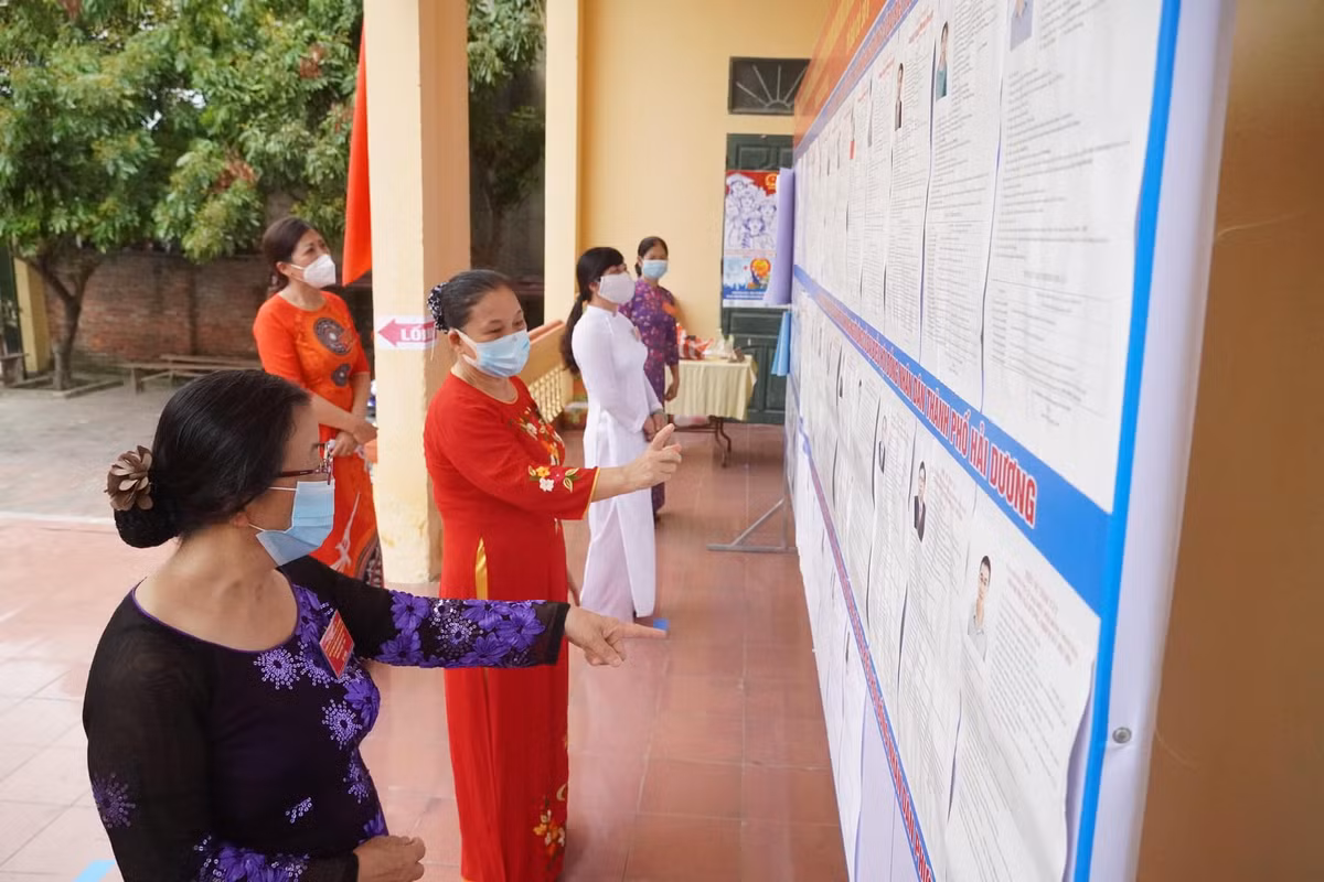 Người dân xem kỹ tiểu sử, quá trình công tác, cống hiến của các ứng cử viên.