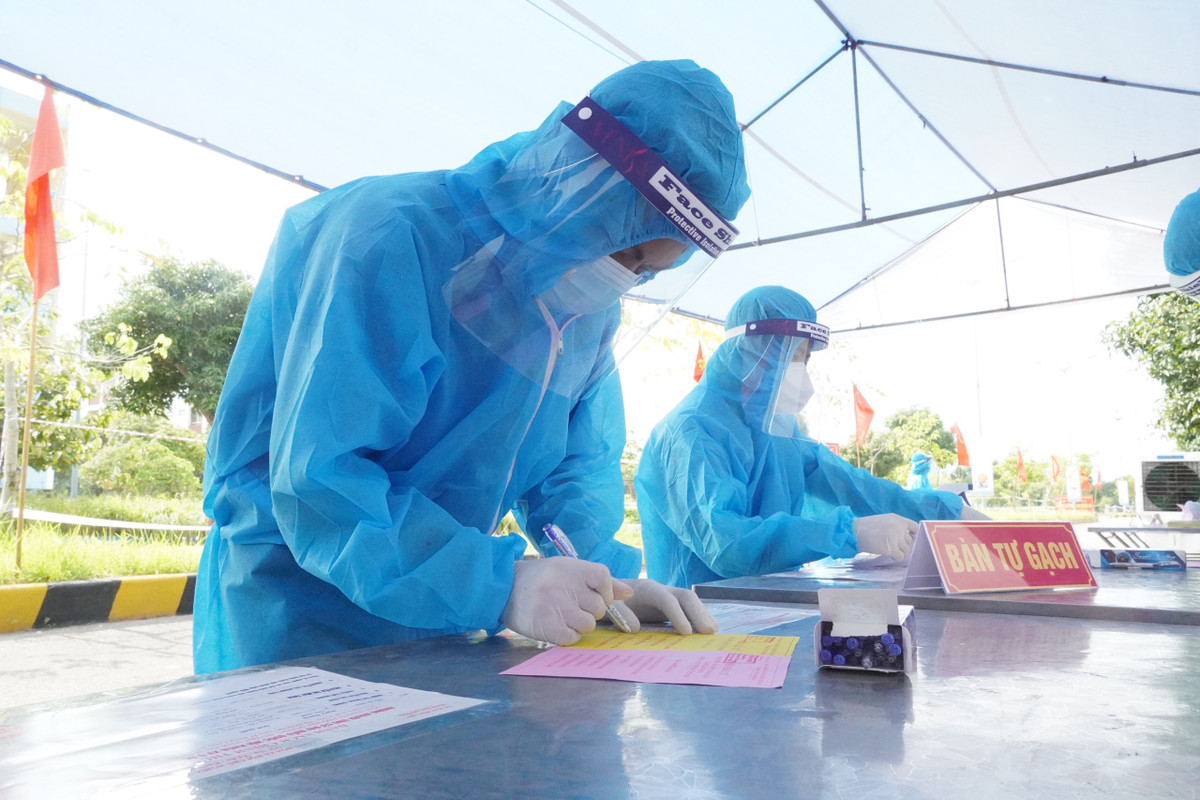 Các cử tri khi đến điểm bầu cử đều nghiên cứu kỹ lưỡng tiểu sử, quá trình công tác, cống hiến của các ứng cử viên để từ đó lựa chọn ra những đại biểu xứng đáng, đủ đức, đủ tài bầu vào các cơ quan đại diện cho ý chí, nguyện vọng, quyền làm chủ của nhân dân.