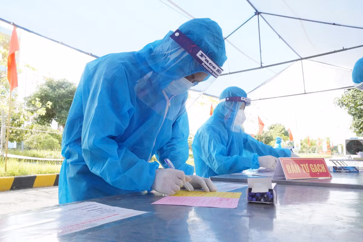 Các cử tri khi đến điểm bầu cử đều nghiên cứu kỹ lưỡng tiểu sử, quá trình công tác, cống hiến của các ứng cử viên để từ đó lựa chọn ra những đại biểu xứng đáng, đủ đức, đủ tài bầu vào các cơ quan đại diện cho ý chí, nguyện vọng, quyền làm chủ của nhân dân.