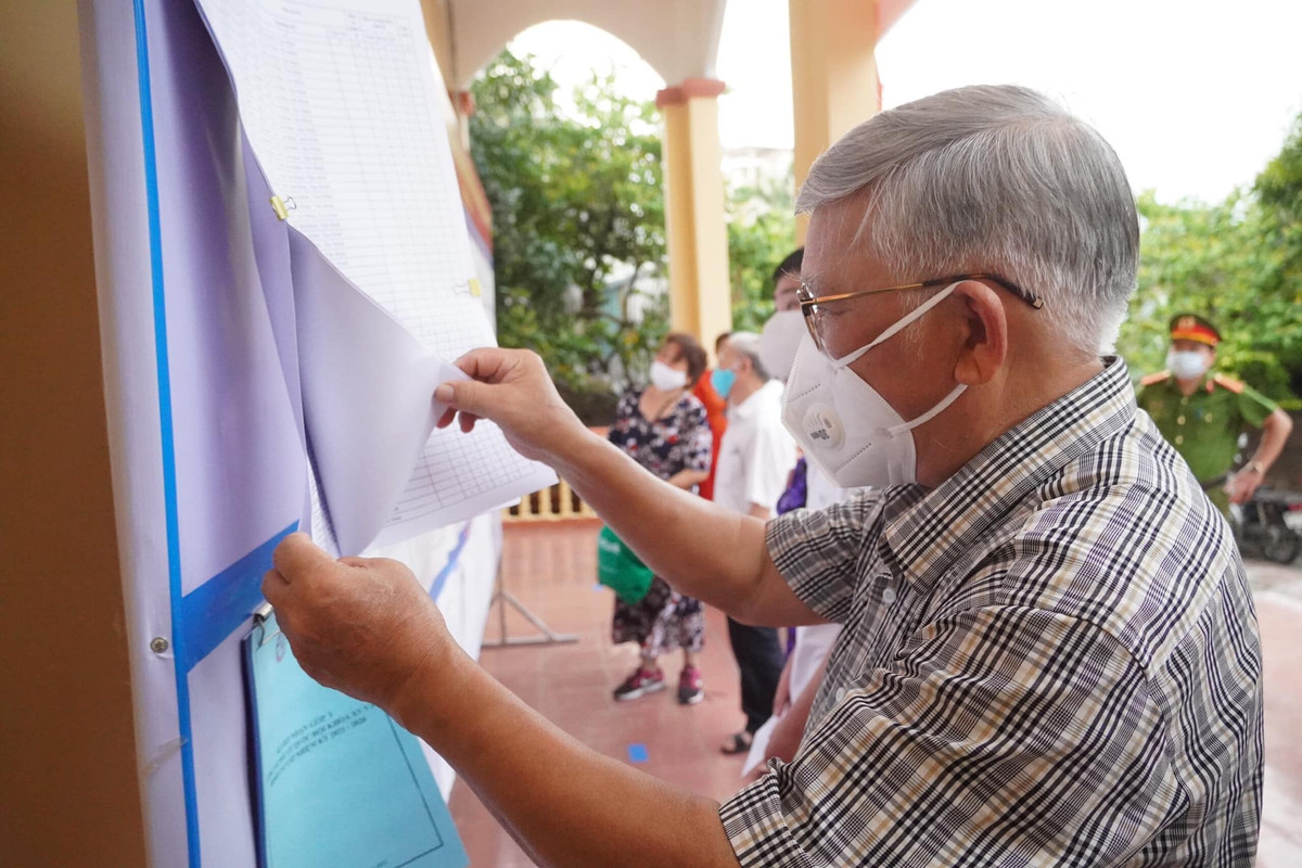 Để sáng suốt lựa chọn những người có đức, có tài.