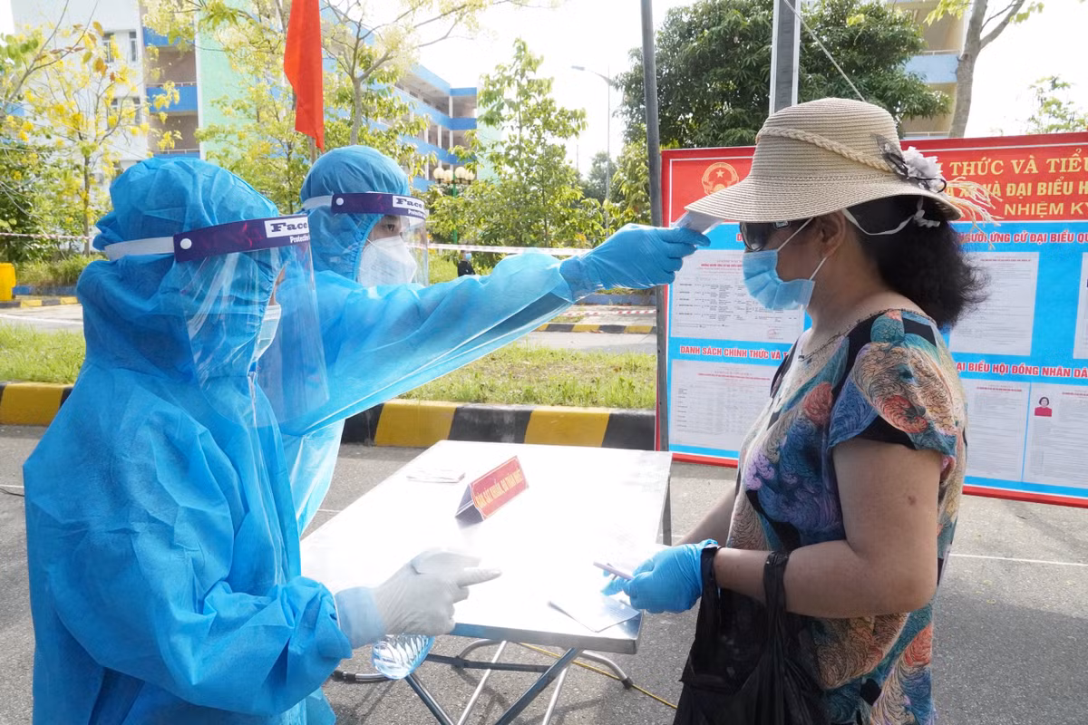 Cử tri được đo thân nhiệt, xịt khuẩn, kiểm tra y tế kỹ lưỡng.