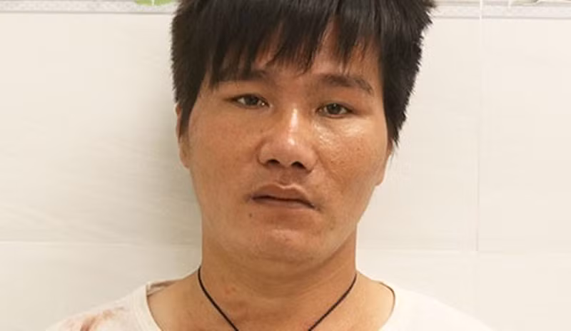  Nổ súng khống chế kẻ cầm dao tấn công công an. Ngày 1/5, Công an TP Nha Trang tạm giữ Nguyễn Văn Đen (SN 1982, phường Vĩnh Thọ) điều tra về hành vi chống người thi hành công vụ. Chiều 29/4, Đen cùng anh trai tên Trắng mang 2 dao đến công viên Ba Rừng thì bị tổ công tác phát hiện. Khi được yêu cầu bỏ hung khí, 2 đối tượng không chấp hành và đưa dao lên cổ dọa tự tử. Tổ công tác nổ súng để cảnh cáo, Đen điên cuồng tấn công buộc cảnh sát nổ thêm 2 phát súng trước khi khống chế đối tượng này.