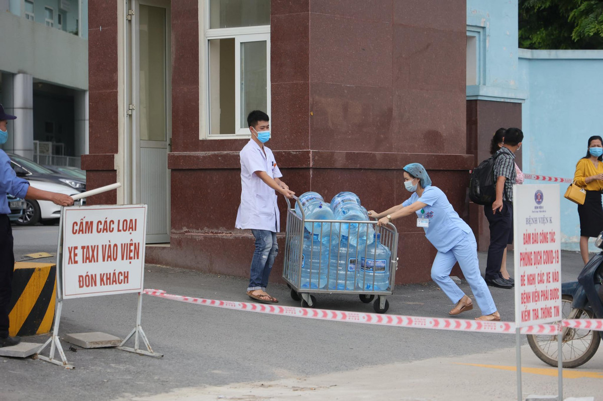 Theo đó, tạm thời phong tỏa các đơn vị gồm nhân viên y tế, người lao động, người bệnh và người nhà người bệnh tại 3 cơ sở Bệnh viện K để phục vụ cho công tác chống dịch. Thời gian phong tỏa kể từ 5h30 ngày 7/5/2021. Các đơn vị liên quan có trách nhiệm bố trí đầy đủ cơ sở vật chất, đồ dùng cá nhân, sinh hoạt cho những người cách ly.