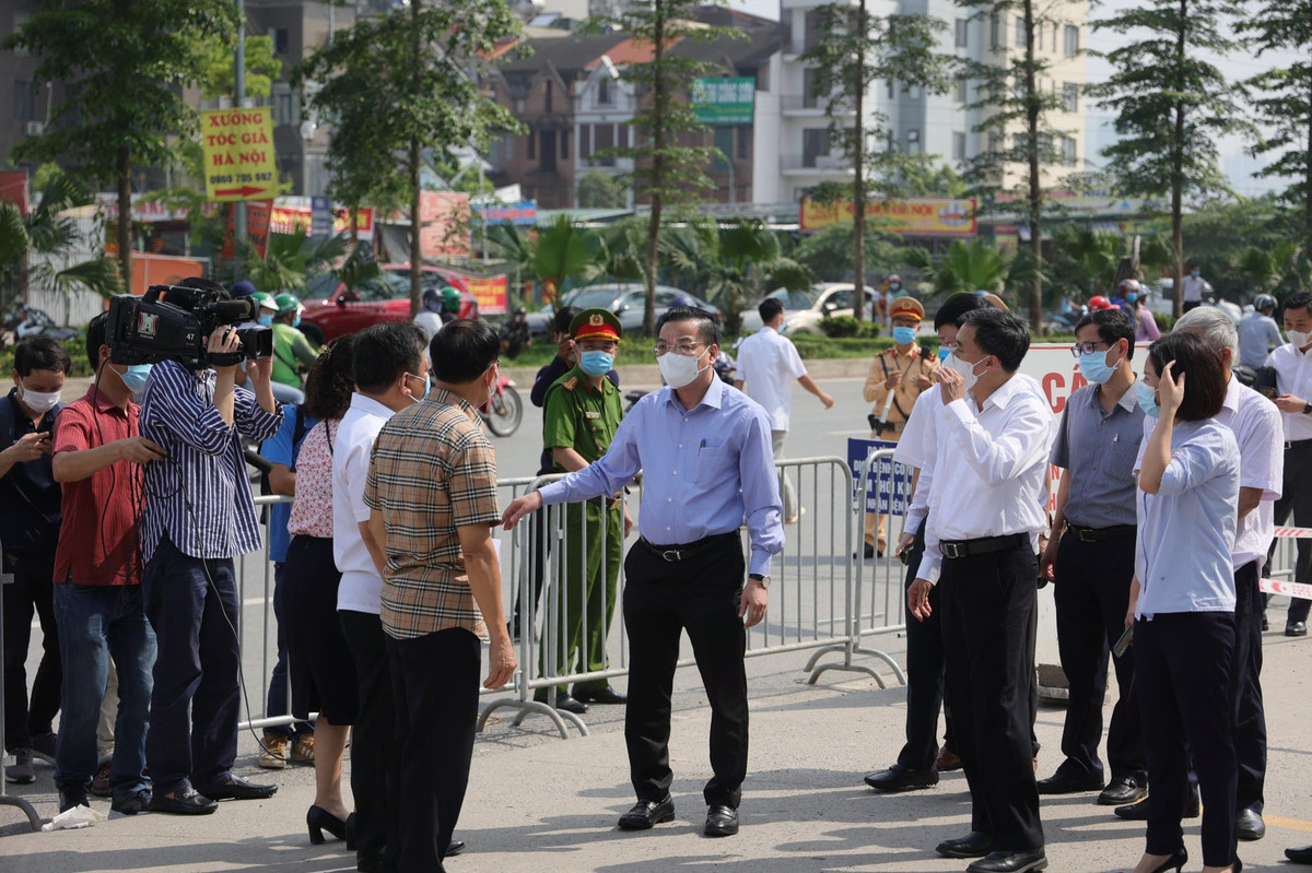 Kiểm tra việc thực hiện phong tỏa Bệnh viện K tại cơ sở Tân Triều và cơ sở Tam Hiệp, sáng 7/5, Chủ tịch UBND thành phố Hà Nội Chu Ngọc Anh nhấn mạnh, khi thực hiện tạm thời phong tỏa các cơ sở Bệnh viện K, thống kê ban đầu cho thấy, có hơn 5.000 trường hợp liên quan bao gồm y, bác sĩ, bệnh nhân và người nhà bệnh nhân.